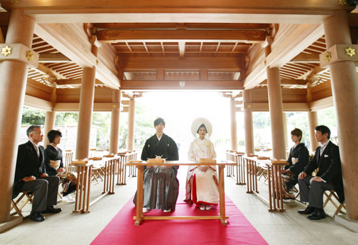 岐阜護國神社 せいらん会館 岐阜で叶える特別な場所での神前挙式 和装での前撮りや家族だけでの本格家族挙式も 古くて新しい今を叶える岐阜 護国神社での本殿神前結婚式を 緑豊かなロケーションフォトも魅力